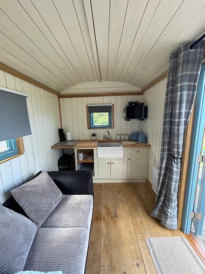 The Shepards Hut Apartment Llwyn-Dafydd ภายนอก รูปภาพ