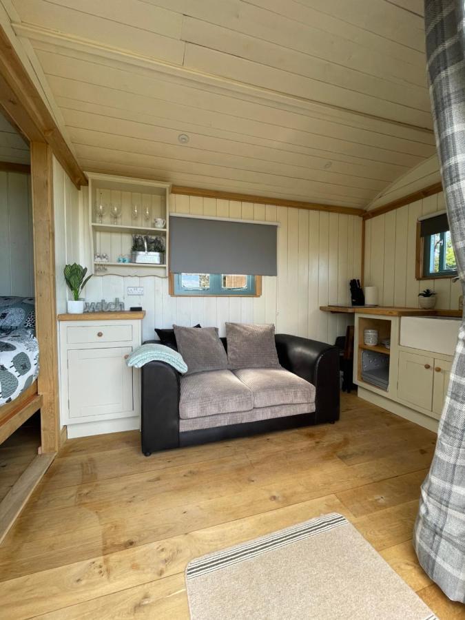 The Shepards Hut Apartment Llwyn-Dafydd ภายนอก รูปภาพ
