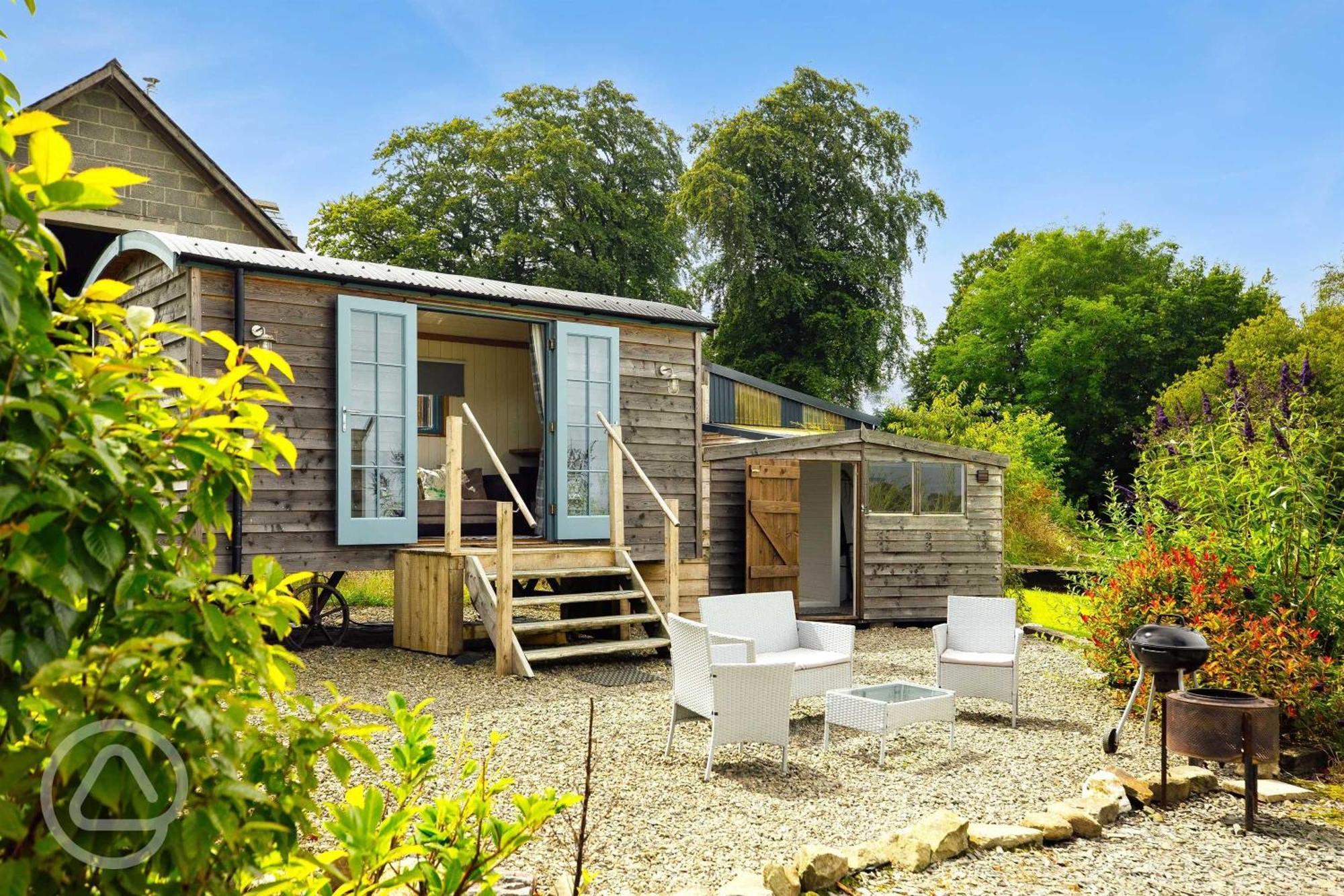 The Shepards Hut Apartment Llwyn-Dafydd ภายนอก รูปภาพ